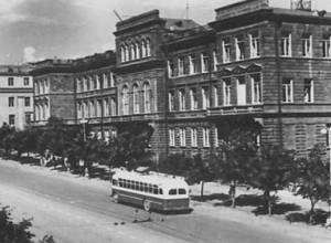 Зачем в метро расклеены фотографии старого Еревана?