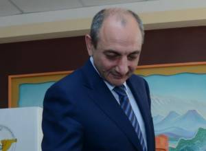 Б.Саакян встретился с семьями погибших воинов