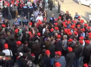 Красные береты против желтых