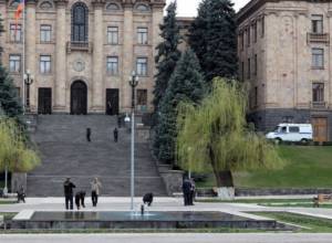 Члены правительства отвечают на вопросы депутатов.