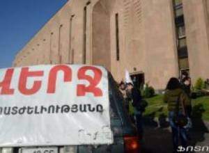 Акция около мэрии