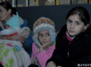 Семья - около резиденции Президента