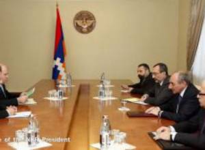 Бако Саакян принял представителей Красного Креста