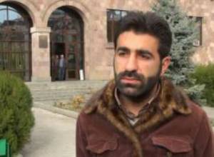 50.000 драм – за лежание на ступенях