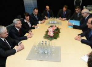 С. Саргсян встретился с Ф. Олландом