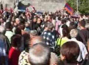 Opposition rally starts