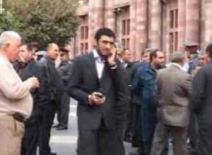 Կառավարության դիմաց