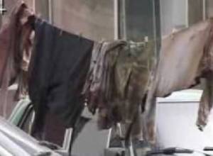 Ոստիկանները արյունոտ հագուստը չորացնում են պարանին