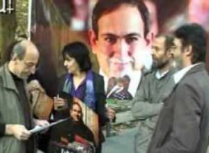 Ակցիա Սարյանի արձանի մոտ