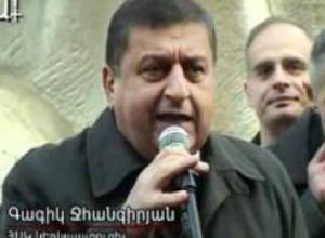 Սարյանի արձանի մոտ