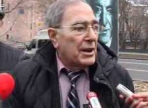 Մոմեր Մյասնիկյանի արձանի մոտ