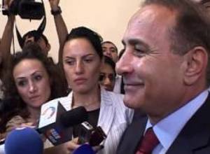 Հովիկ Աբրահամյանը պատասխանում է լրագրողների հարցերին