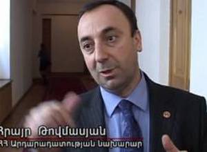 Նախարարը հետեւում է հանրահավաքներին