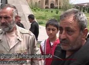 Ազատամարտիկները ցույց են անում