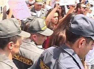 Ոստիկանությունը, ակտիվիստները եւ քաղաքապետարանը