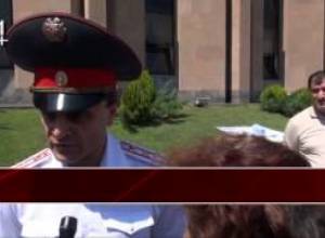 Քաղաքապետարանի մոտ թեժ էր