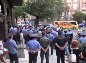 Լարված իրավիճակ ՀՀԿ գրասենյակի մոտ