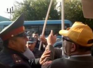 Կաղիններով բախում կարմիրների եւ դեղինների միջեւ