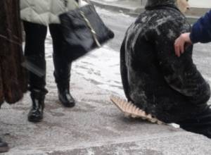 Обессиленный мужчина упал на лед