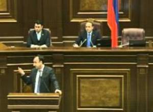 Լեզվակռիվ Հրայր Թովմասյանի եւ Լեւոն Զուրաբյանի միջեւ