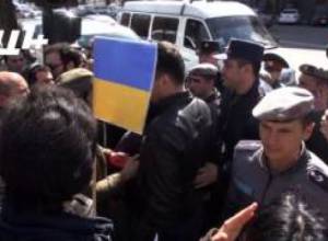 Լարված իրավիճակ դեսպանատան դիմաց