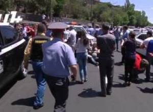 Ակտիվիստները պառկել են ոստիկանական մեքենաների դիմաց