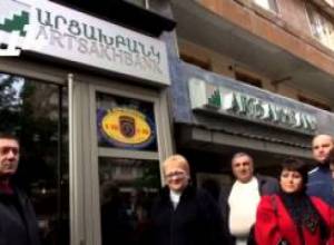 Պահանջում էին հանդիպում «Արցախ» բանկի ղեկավարության հետ