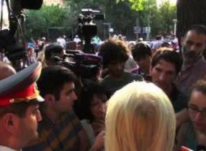 Ոստիկանության աշխատակիցը հորդորում է անչափահասներին