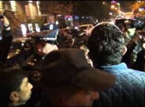 Ոստիկանները՝ երթի մասնակիցներին հորդորում են երկու գծով քայլել