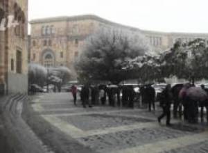 Քաղաքացիները առատ ձյան տակ վարչապետի հետ հանդիպում են պահանջում