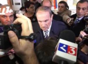 Քվեախցիկներից մեկի մեջ գրված էր «ՈՉ»