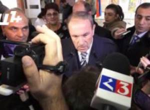 Քվեախցիկներից մեկի մեջ գրված էր «ՈՉ»