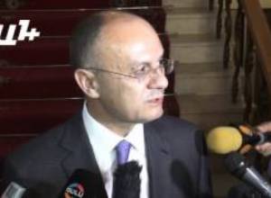 Սեյրան Օհանյանը պարզաբանում է լրագրողների համար, փակ քննարկումից հետո