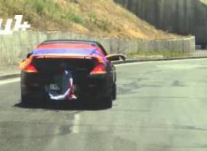 Ղազախական պետհամարանիշով մեքենան քարշ էր տալիս Ադրբեջանի դրոշը