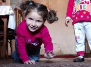 3-ամյա Լիլիթը հենակի կարիք ունի.ընտանիքը ծայահեղ ծանր վիճակում է