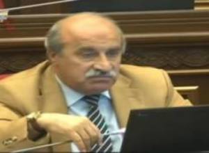 Էկոնոմիկայի նախարարը ԱԺ էր եկել «Արմֆոն»-ով