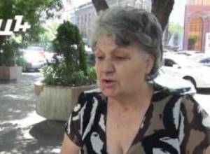 Երևանում ծաղիկներ են դրվում Ֆրանսիայի դեսպանատան դիմաց