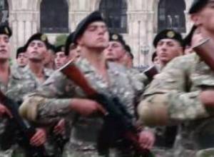 Հրապարակում զորահանդեսի փորձեր են