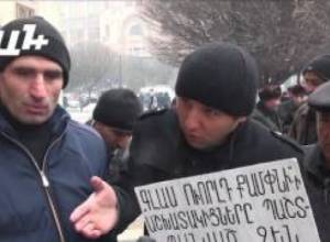 Ծեփամածիկը թափվել է երեխայի վրա. ակցիա կառավարության առջև