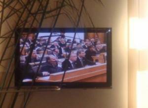 Journalists follow NA sittings from monitors