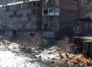 Waiting for water overflow to remove trash