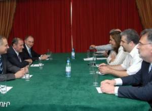 Greek FM meets with Levon Ter-Petrossian