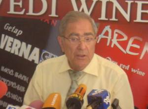 Karapetian demands resignation