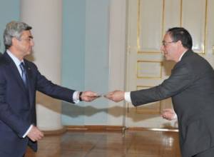 Langenberg presents his credentials