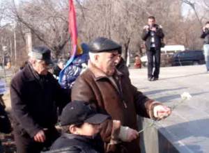 Marchers lay carnations in memory of March 1 victims