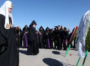 Armenian and Russian Patriarchs visit Tsitsernakaberd