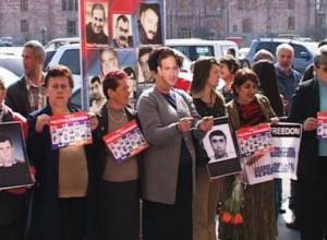 Levon Ter-Petrossian greets demonstrators