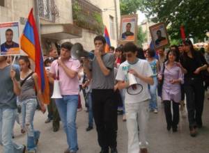 HAK activists hold march in defence of Kiramijyan