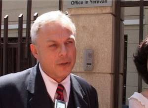 ARF activists hand letter to OSCE Yerevan Office