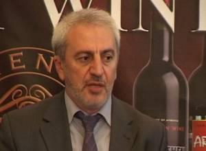 Who can Armenians eat dolma with?